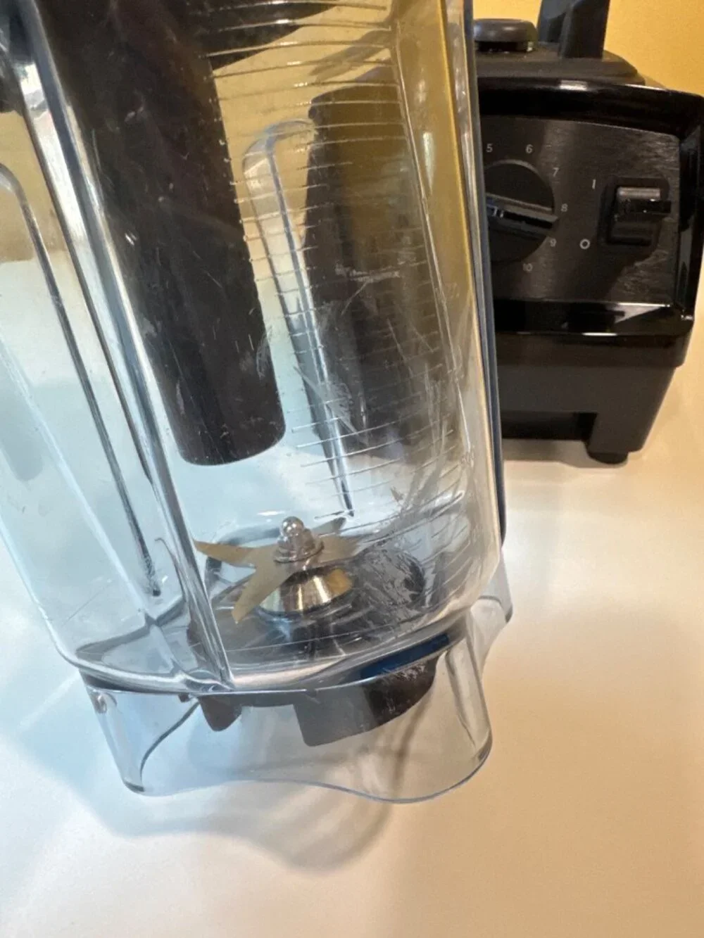 Vitamix Blender Model VM0197 With Tamper Variable Speeds Black Base 64-Oz Clear